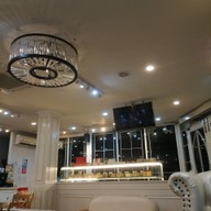 บรรยากาศ April's Brasseries -