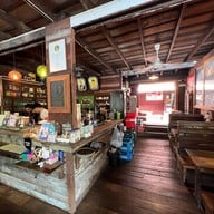 สี่แยกหัวตะเข้คาเฟ่แอนด์เกสท์เฮ้าส์