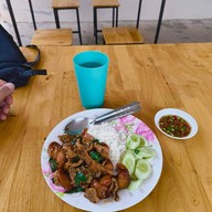 บรรยากาศ กะเพราข้าวพูน ตลาดบ้านกอก