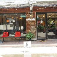Deck Me Cafe Soi Charoen Krung 45