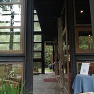 บรรยากาศ คาเฟ่โรงบ่ม เก๊าไม้ล้านนา สันป่าตอง