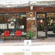 Deck Me Cafe Soi Charoen Krung 45