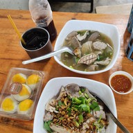 เมนูของร้าน เจ๊คุ้งเกาเหลาเลือดหมู