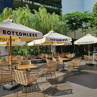 บรรยากาศ บอททอมเลส สุขุมวิท 33 (Sukhumvit 33)
