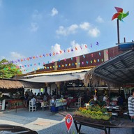 หน้าร้าน ก๋วยเตี๋ยวเรือ (หญิงปรางค์เตี๋ยวเรือรสเด็ด)