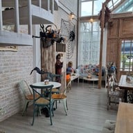 บรรยากาศ Charlotte House Cafe&Tea กาญจนบุรี