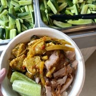 หมูทอดเจ๊จง เอฟวายไอ เซ็นเตอร์ (FYI Center)