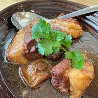 เมนูของร้าน ก๋วยเตี๋ยวไก่ ข้าวขาหมู สะพานควาย