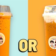 ชาคุณกร ชาไทยครีมชีส (ตลาดกรีนเดย์ไนท์) ร้านอยู่โซนข้างวิน ข้างหน้าร้าน ด.ช. นาย