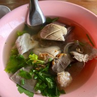 จักรวาล เกาเหลาเลือดหมู
