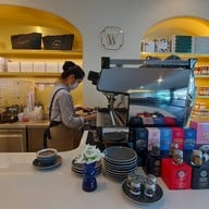 Wondering Cafe & Bakeshop HQ ถนนนางลิ้นจี่