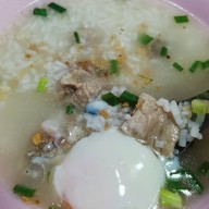 เมนูของร้าน ข้าวต้มกระดูกหมู แยกหมอมี สาขา พลับพลาไชย พลับพลาไชย