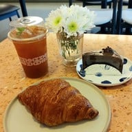 Wondering Cafe & Bakeshop HQ ถนนนางลิ้นจี่