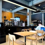 บรรยากาศ Koff and Bun Coffee Roasters กัลปพฤกษ์