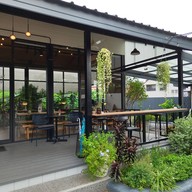 หน้าร้าน Maison au Milieu