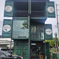 หน้าร้าน J'coffee เลียบด่วนเอกมัย-รามอินทรา (ก่อนถึงซ.นวลจันทร์)