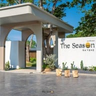 The Season Resort ที่พักติดทะเล