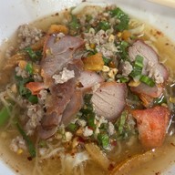 เมนูของร้าน ก๋วยเตี๋ยวสุโขทัยแม่บุญรอด สาขาโชคชัย4