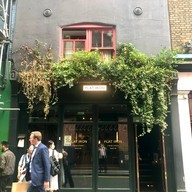 หน้าร้าน Flat Iron Beak Street