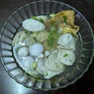 รสดี ก๋วยเตี๋ยวปลา หน้า รร.จีน