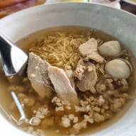 เมนูของร้าน ครัวถั่วแระ ก๋วยเตี๋ยวต้มยำ ข้าวหมูแดง ข้าวหมูกรอบ กาแฟสด เลี่ยงเมืองนนทบุรี สนามบินน้ำ
