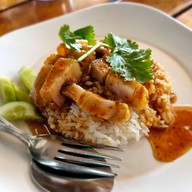 เมนูของร้าน ครัวถั่วแระ ก๋วยเตี๋ยวต้มยำ ข้าวหมูแดง ข้าวหมูกรอบ กาแฟสด เลี่ยงเมืองนนทบุรี สนามบินน้ำ