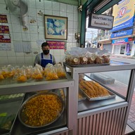 ขนมหวานตลาดพลูเจ้าเก่า (แม่เจ็ง) หน้าถนน