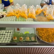 ขนมหวานตลาดพลูเจ้าเก่า (แม่เจ็ง) หน้าถนน