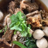 ก๋วยเตี๋ยวเจ๊แหม่มโครตหมู