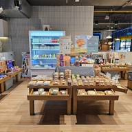 บรรยากาศ White Story Silom Edge