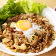 คั่วหอม ก๋วยเตี๋ยวคั่วไก่ห้าแยกเยาวราช สุทธิสาร