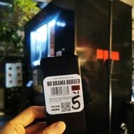 บรรยากาศ NO DRAMA BURGER สีลม (windmill)