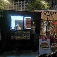 หน้าร้าน NO DRAMA BURGER สีลม (windmill)