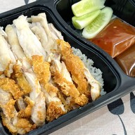 ข้าวมันไก่ตอนบุญทวี กะเพราถาด ข้าวขาหมู ปตท.(ขาเข้า) ปตท. เพชรธณวรรณ