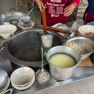 ก๋วยจั๊บ ก๋วยเตี๋ยวหมูกน้าธนาคารออมสิน(เจ้าเก่า) บ้านบึง
