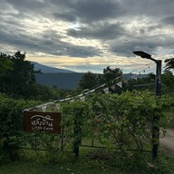 หลังบ้าน Lhangban Little Camp