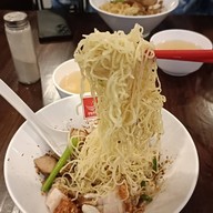 เมนูของร้าน บุญเลิศบะหมี่เกี๊ยวหมูย่างซีอิ๊ว PTT บรมราชชนนี