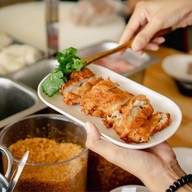 อู้ฟู่ ข้าวมันไก่สไตล์สิงคโปร์ ฮาลาล -