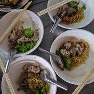 เมนูของร้าน โจ๊กหมู-ก๊วยเตี๋ยวหมูไร้เทียมทานพญาไท 1