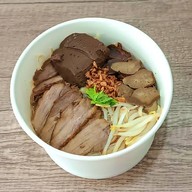 ก๋วยเตี๋ยวเป็ดสาย ๓ สูตรเด็ด 35 ปี  ซุปไม่เค็ม ซดได้หมดถ้วย ร.พ.จุฬาภรณ์ 100 เตียง