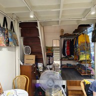 บรรยากาศ Bagel And Art Bar jatujak