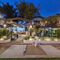 ยามเย็น green restaurant ถนนอุทยาน