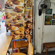 บรรยากาศ Bagel And Art Bar jatujak