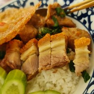 ปัญ หมูกรอบ หมูแดง กาญจนบุรี