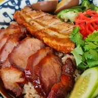 ปัญ หมูกรอบ หมูแดง กาญจนบุรี