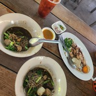 เมนูของร้าน ก๋วยเตี๋ยวเรือนายแกละ บางศรีเมือง