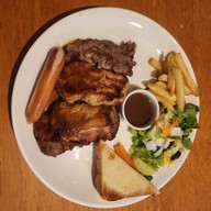 Queen Steak House หน้าร้านเปิดบริการปกติค่ะ