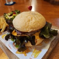 Queen Steak House หน้าร้านเปิดบริการปกติค่ะ