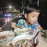 บรรยากาศ โกเด้ง โฮเด้ง หน้า ป.กุ้งเผา