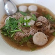 เมนูของร้าน ก๋วยเตี๋ยวเนื้อเจ๊ผอม ตลาดปีระกา
